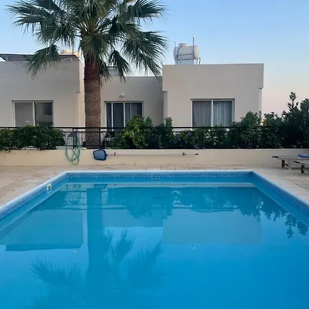 Apartment Quiet Cozy Apartment, Full New Ac, Covered Parking, Fast Wi-fi *