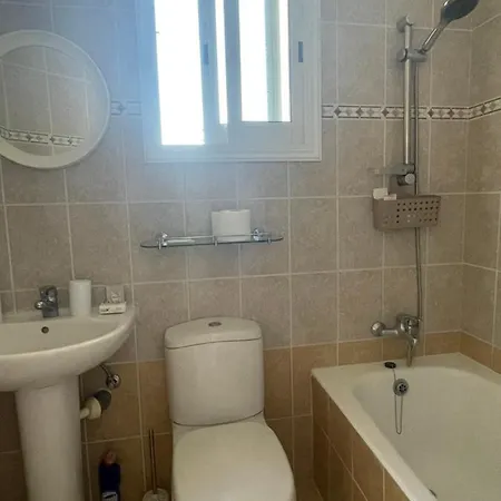 Apartment Quiet Cozy Apartment, Full New Ac, Covered Parking, Fast Wi-fi