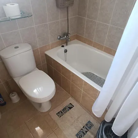 Quiet Cozy Apartment, Full New Ac, Covered Parking, Fast Wi-fi Apartment