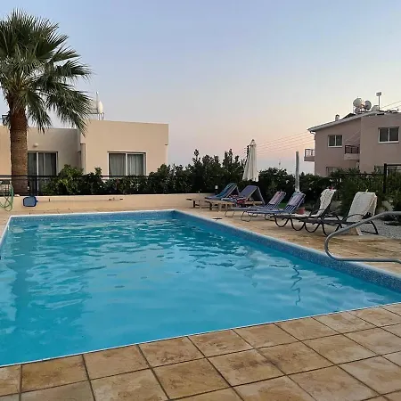 Quiet Cozy Apartment, Full New Ac, Covered Parking, Fast Wi-fi * Peyia