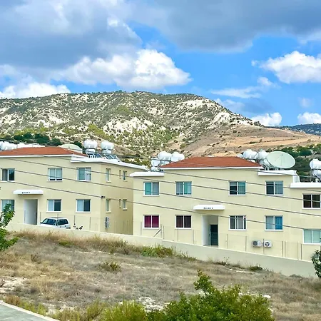 Quiet Cozy Apartment, Full New Ac, Covered Parking, Fast Wi-fi *