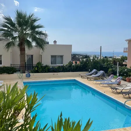 Apartment Quiet Cozy Apartment, Full New Ac, Covered Parking, Fast Wi-fi *