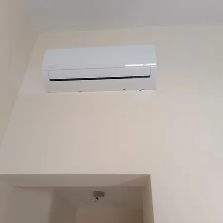 Quiet Cozy Apartment, Full New Ac, Covered Parking, Fast Wi-fi Apartment *
