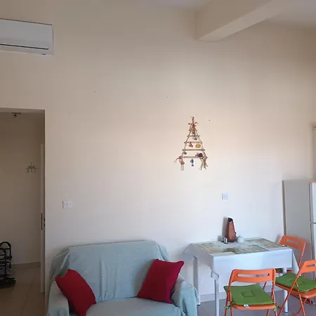 Quiet Cozy Apartment, Full New Ac, Covered Parking, Fast Wi-fi Apartment *